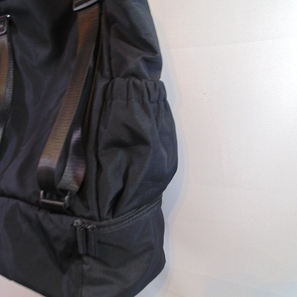 Black Drawstring Beyond Yoga NEW Black Convertible Gym Bag Backpack - Picture 4 of 6